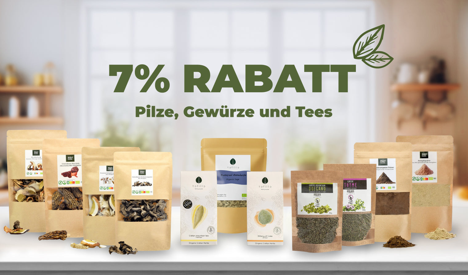 Newsletter-Aktionsbanner mit 7 % Rabatt auf Bio-Pilze, Gewürze und Tees, mit verschiedenen verpackten Produkten auf einer Küchentheke präsentiert.